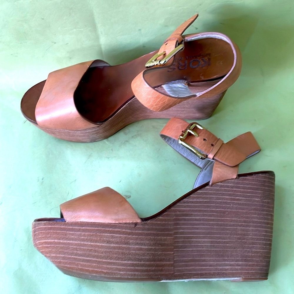 Vintage caramel color/gold Kors Michael Kors leather wedges